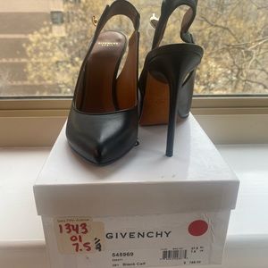 Women Givenchy black pump with signature closure. Size 7.5. In mint condition